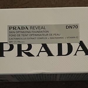 Prada reveal skin optimizing refillable foundation DN70